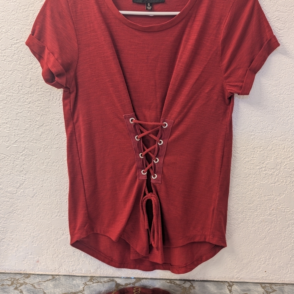 Almost Famous Red Lace-Up Short Sleeve Tee Size Small